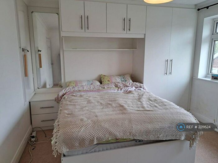 2 Bedroom Flat To Rent In Chalfont Avenue, Amersham, HP6