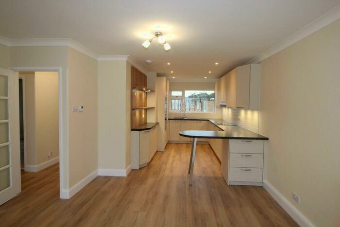 2 Bedroom Flat To Rent In Wharncliffe Road, Highcliffe, Christchurch, BH23
