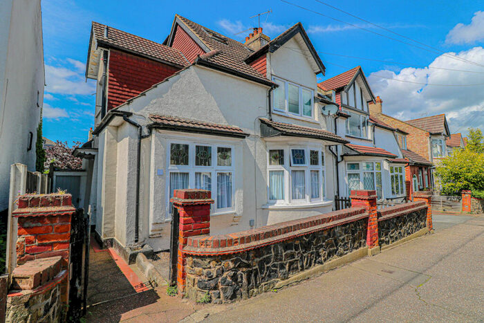 3 Bedroom Semi-Detached House For Sale In Oakleigh Park Drive, Leigh-on-sea, SS9