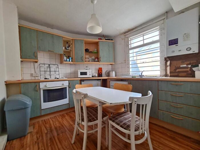 2 Bedroom Flat To Rent In Roman Road, London, E2