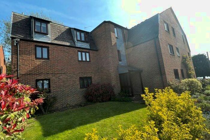 2 Bedroom Flat To Rent In Lower Upnor, Rochester, ME2