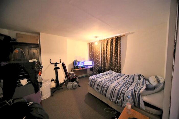 2 Bedroom Terraced House To Rent In Hessle Walk, Hyde Park, Leeds, LS6