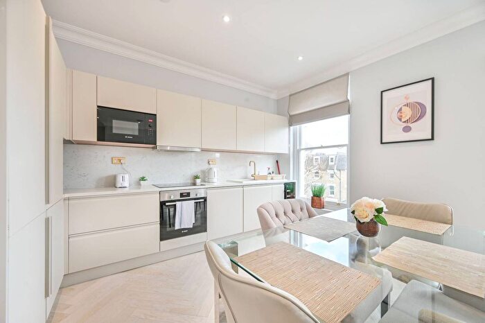 3 Bedroom Flat To Rent In Hammersmith Grove, Hammersmith, London, W6