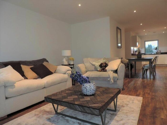 3 Bedroom Flat To Rent In Station View, Guildford GU1