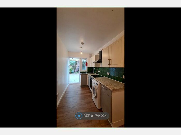 3 Bedroom Flat To Rent In Essex Road South, Leytonstone, E11