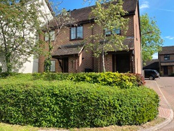 2 Bedroom Flat To Rent In Old Town Close, Beaconsfield, HP9