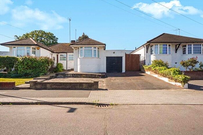 2 Bedroom Bungalow For Sale In Connaught Avenue, East Barnet, Barnet, EN4