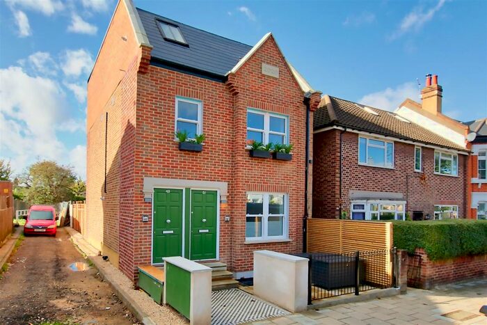 4 Bedroom Flat To Rent In St. Ann's Hill, London, SW18