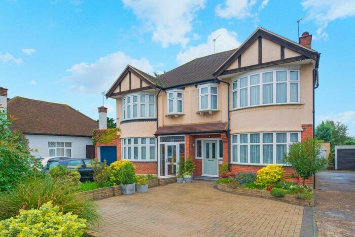 4 Bedroom Semi-Detached House To Rent In Woodside Close, Surbiton, KT5