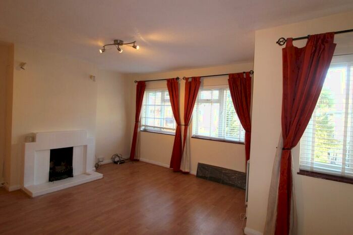 2 Bedroom Flat To Rent In Langley Park Road, Sutton, Surrey, SM2
