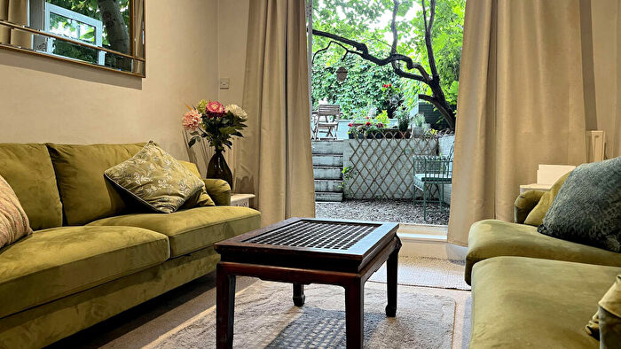 2 Bedroom Flat For Sale In Finborough Road, London, SW10