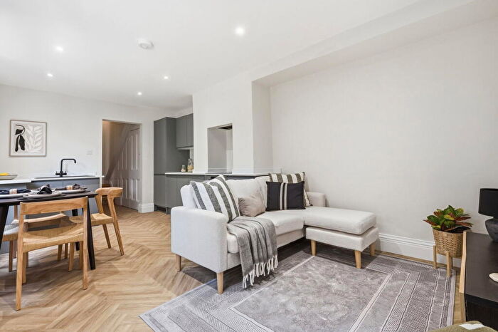 2 Bedroom Flat For Sale In Catford Hill, SE6