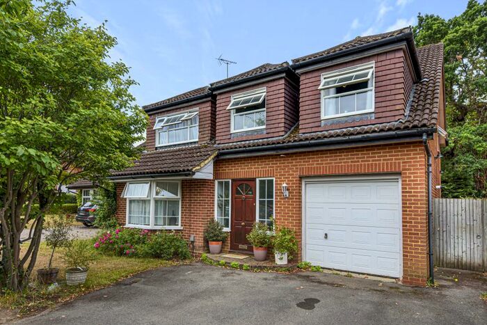 4 Bedroom Detached House To Rent In Walnut Close, Wokingham, RG41