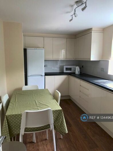 4 Bedroom Semi-Detached House To Rent In Indells, Hatfield, AL10