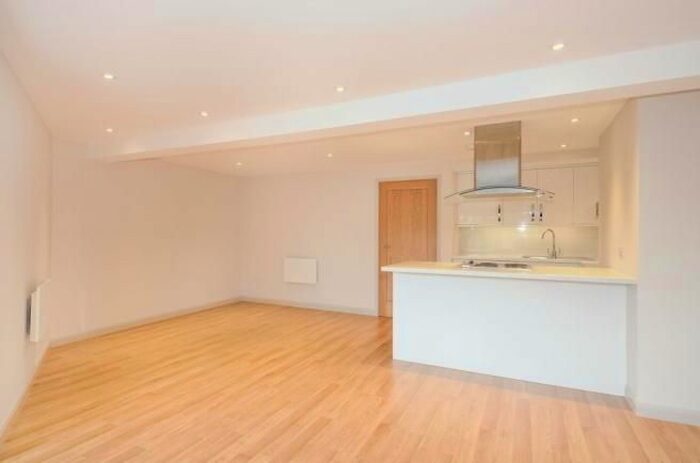 2 Bedroom Flat To Rent In Queens Road, Weybridge, KT13