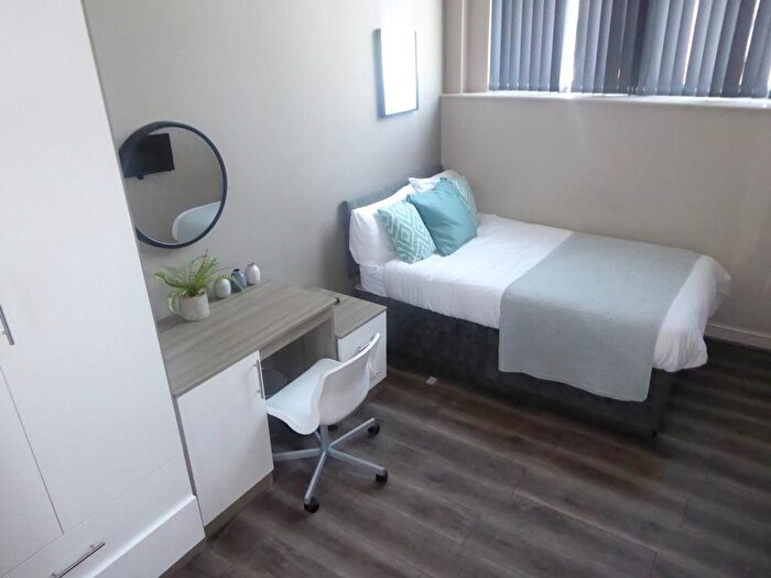 6 Bedroom Flat To Rent In Spekeland Road, Liverpool, L7