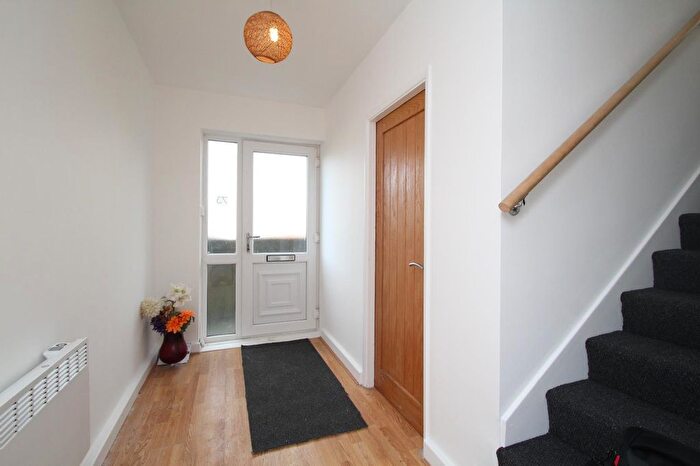 2 Bedroom Flat To Rent In Moor Grange View, Leeds, West Yorkshire, LS16