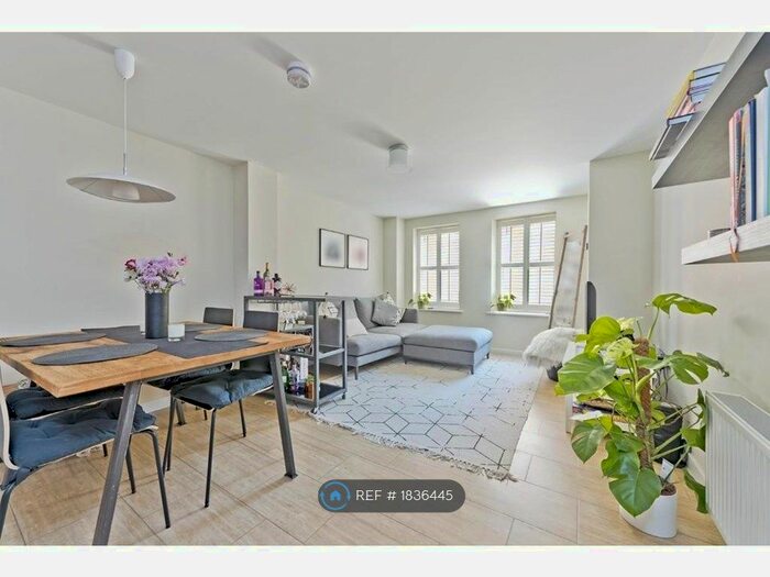 2 Bedroom Flat To Rent In Victoria Road, Surbiton, KT6