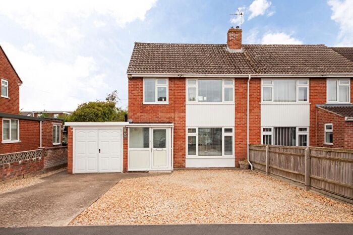 3 Bedroom Semi-Detached House For Sale In Mowbray Road, Didcot, OX11