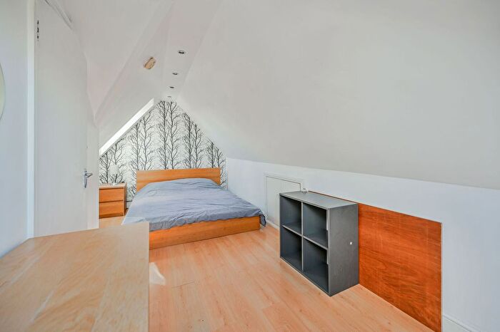 3 Bedroom Maisonette For Sale In Northbrook Road, Bounds Green, London, N22