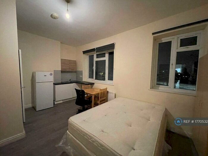 Studio To Rent In West Green Road, London, N15