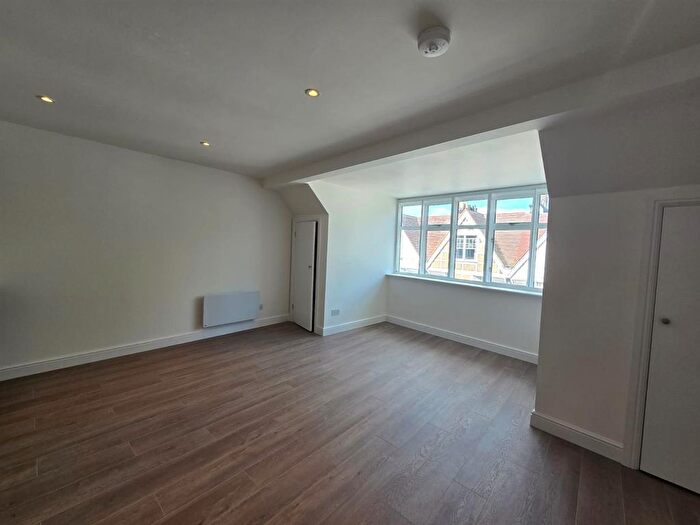 2 Bedroom Flat To Rent In West Street, Reigate, RH2