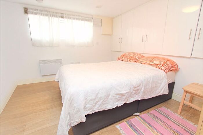 Studio To Rent In Summers Lane, London, N12