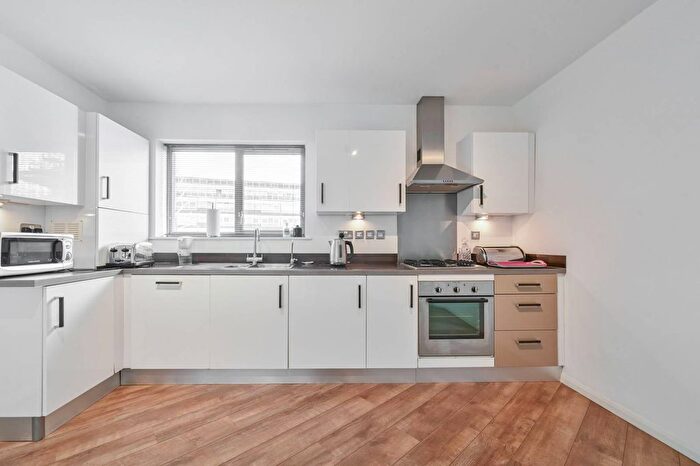 3 Bedroom Flat For Sale In York Way, Camden, London, N7
