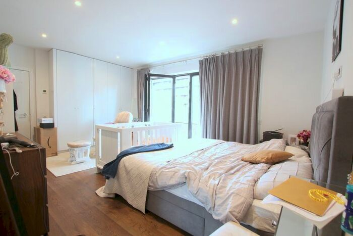 3 Bedroom Flat To Rent In Upper Richmond Road, Putney, SW15