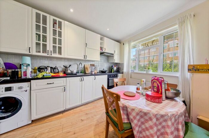 Studio To Rent In Clifton Gardens, London, NW11