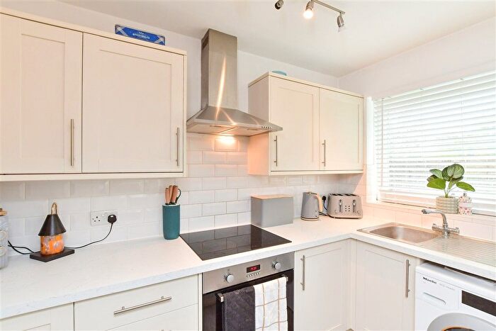 1 Bedroom Flat For Sale In West Avenue, Worthing, West Sussex, BN11
