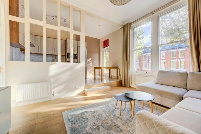 2 Bedroom Flat To Rent In Westside Court, Maida Vale, London, W9