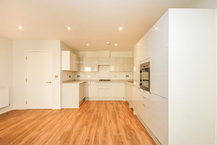 3 Bedroom Flat To Rent In Foster Street, NW4