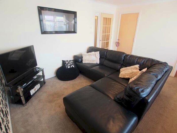 3 Bedroom Flat To Rent In Grandholm Crescent, Ground Floor, AB22