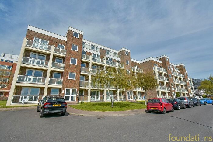 2 Bedroom Flat For Sale In Harewood Close, Bexhill-On-Sea, TN39