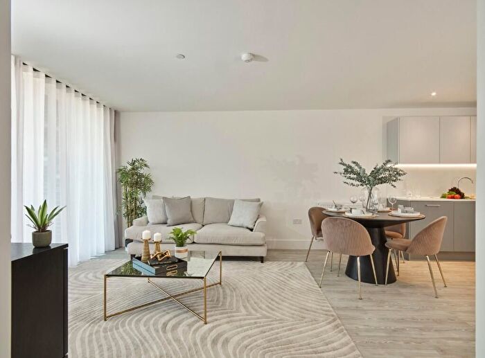 1 Bedroom Flat To Rent In Manford Way, Chigwell, IG7