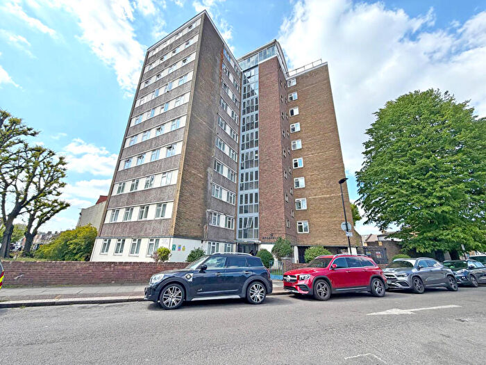 3 Bedroom Flat For Sale In Broadgate, London, London, E13