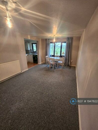 2 Bedroom Flat To Rent In Altdam Farm, Redhill, RH1