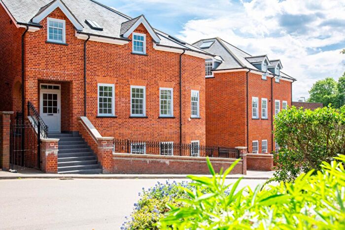 3 Bedroom Flat For Sale In Thompsons Close, Harpenden, AL5