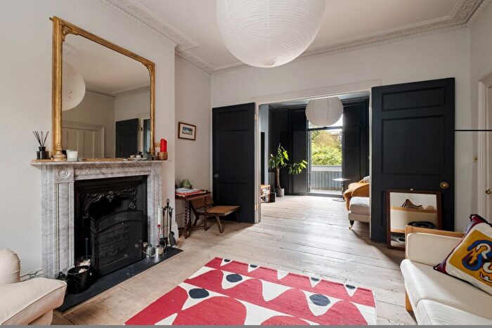 3 Bedroom Flat To Rent In St. Pauls Place, London, N1