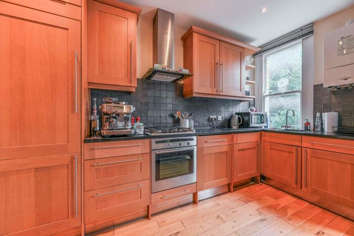 2 Bedroom Flat To Rent In Worcester Gardens, Between The Commons, London, SW11