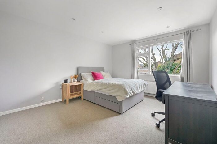 4 Bedroom Property To Rent In Walcot Square, Kennington, SE11