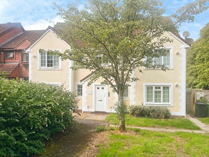2 Bedroom Flat For Sale In Royal Close, Basingstoke, Hampshire, RG22