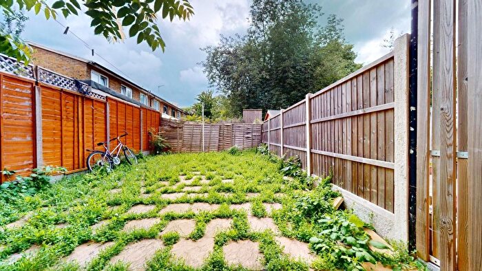 4 Bedroom Flat To Rent In Whitechapel, London, E1