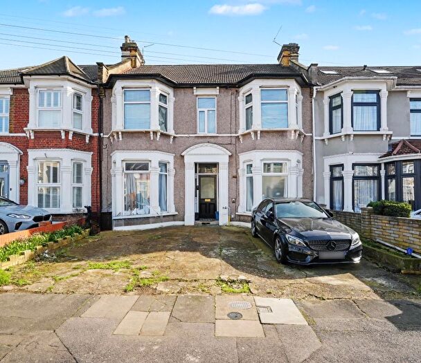2 Bedroom Flat For Sale In A Wellwood Road, Seven Kings, Ilford, Redbridge, IG3