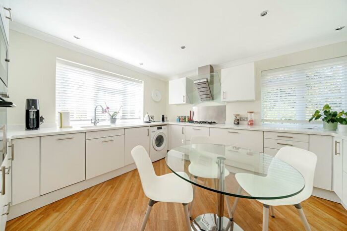 2 Bedroom Flat For Sale In Sunningdale, Berkshire, SL5