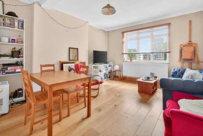 3 Bedroom Apartment To Rent In Green Lanes, Manor House, London, N4