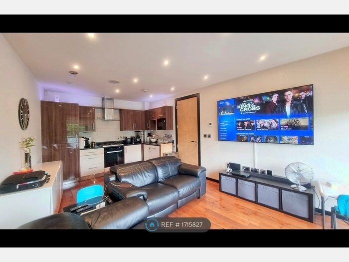 2 Bedroom Flat To Rent In Crystal Court, London, N14