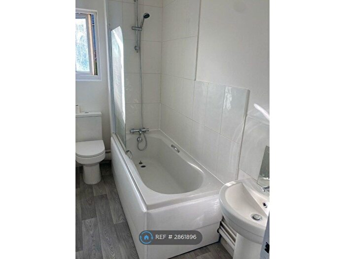 1 Bedroom Flat To Rent In Bishop Butt Close, Orpington, BR6
