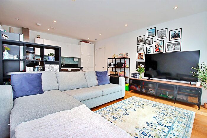 2 Bedroom Flat For Sale In Elstree Way, Borehamwood, WD6